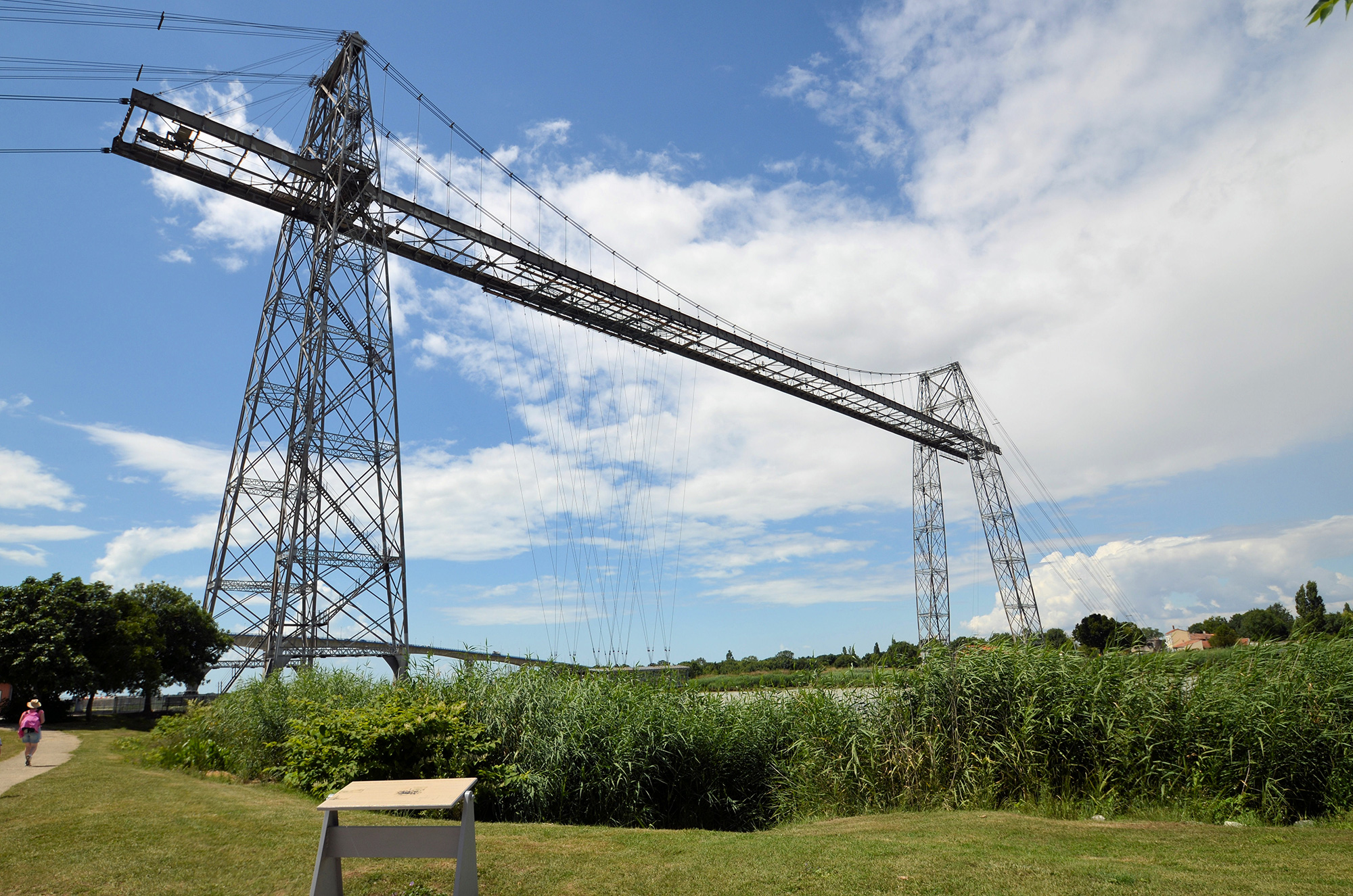 Le pont transbordeur de Rochefort. Ses deux pylones, sa passerelle suspendue. (routard.com)