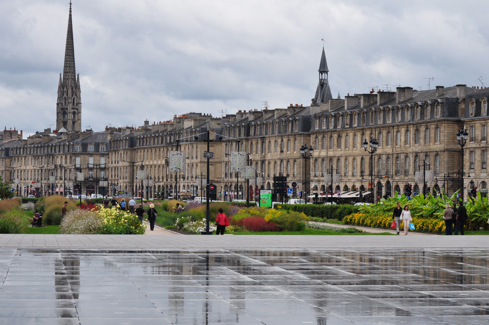 Le Quai Louis XVIII et le miroir d'eau de Bordeaux (Flickr Bernard Blanc)
